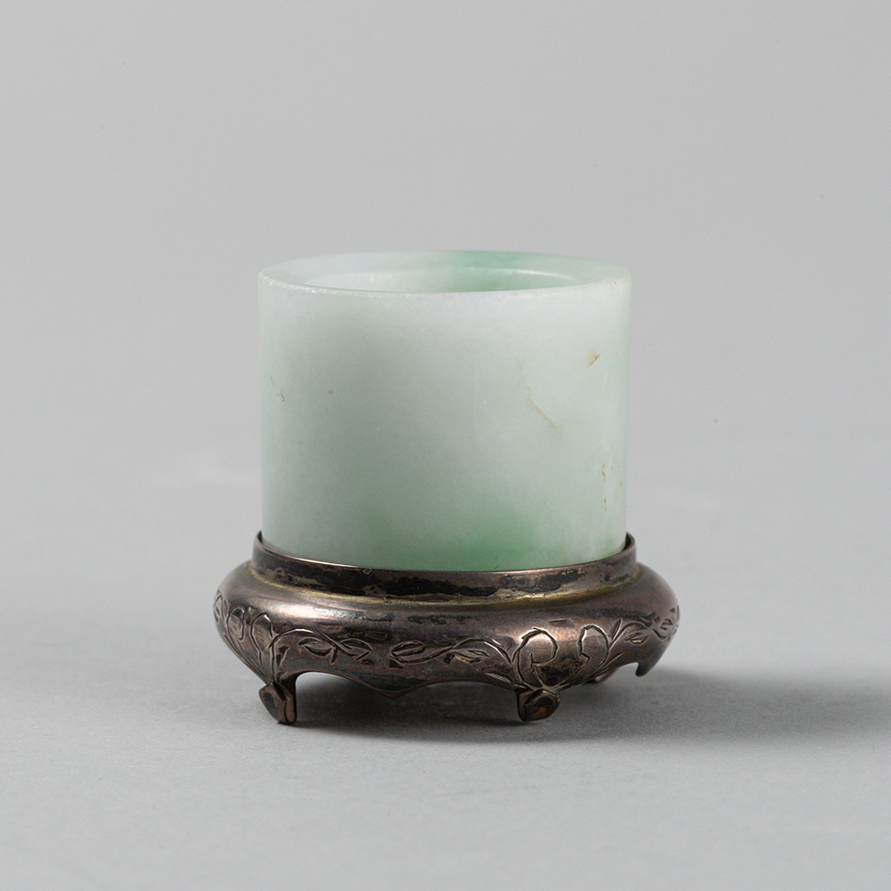 Lot2001 A jadeite archer's ring Qing dynasty (19th century)