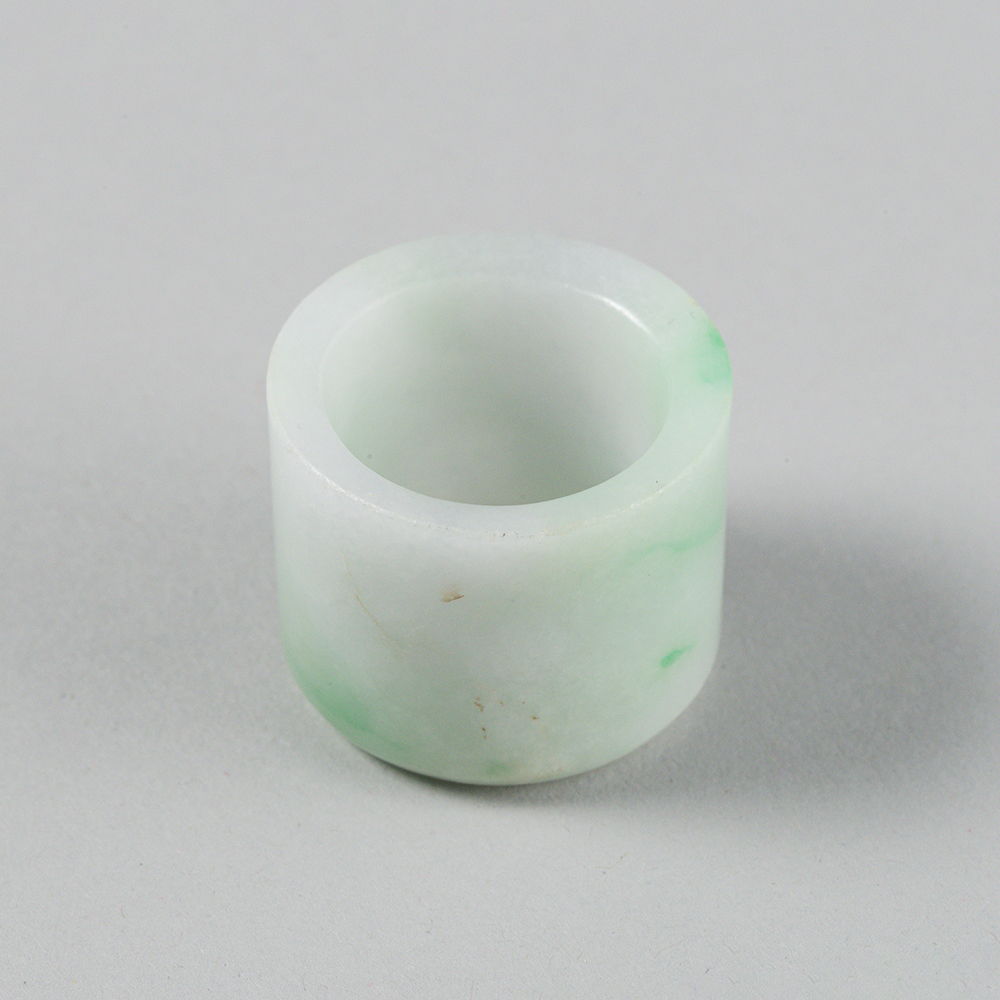 Lot2001 A jadeite archer's ring Qing dynasty (19th century)