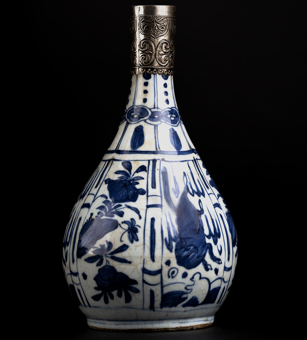 Lot1006 A blue and white 'kraak' bottle vase Wangli (명나라 만력제 1563-1620)