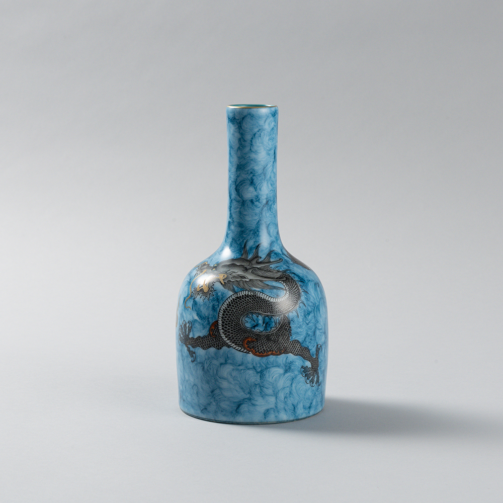 Lot1012 A PORCELAIN BOTTLE, WITH DRAGON DESIGN Qing dynasty Qianlong Mark & Period(1736-1795)