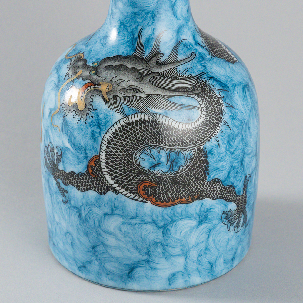 Lot1012 A PORCELAIN BOTTLE, WITH DRAGON DESIGN Qing dynasty Qianlong Mark & Period(1736-1795)