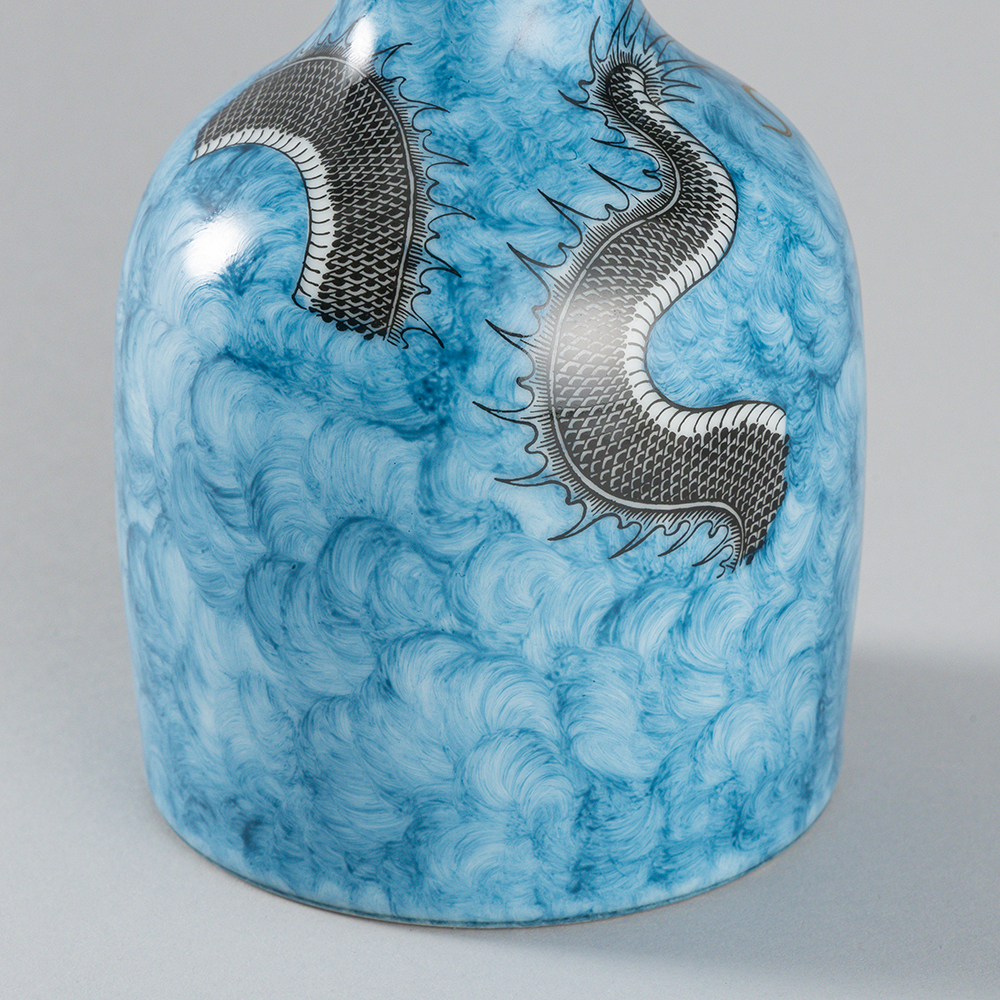 Lot1012 A PORCELAIN BOTTLE, WITH DRAGON DESIGN Qing dynasty Qianlong Mark & Period(1736-1795)