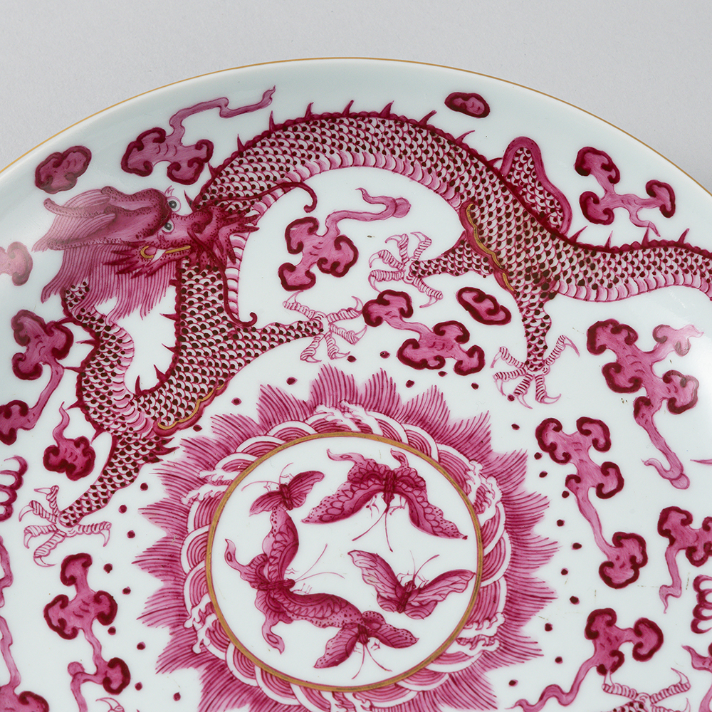 Lot1013 A PORCELAIN PLATE WITH CARMINE DRAGON DESIGN Qing dynasty Daoguang Mark & Period(1813-1820)