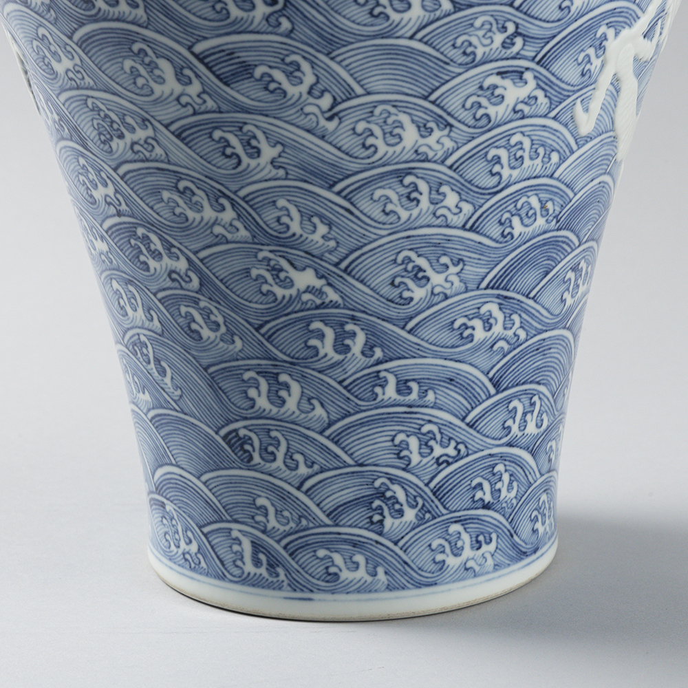 Lot1015 A BLUE-AND-WHITE PORCELAIN BOTTLE 