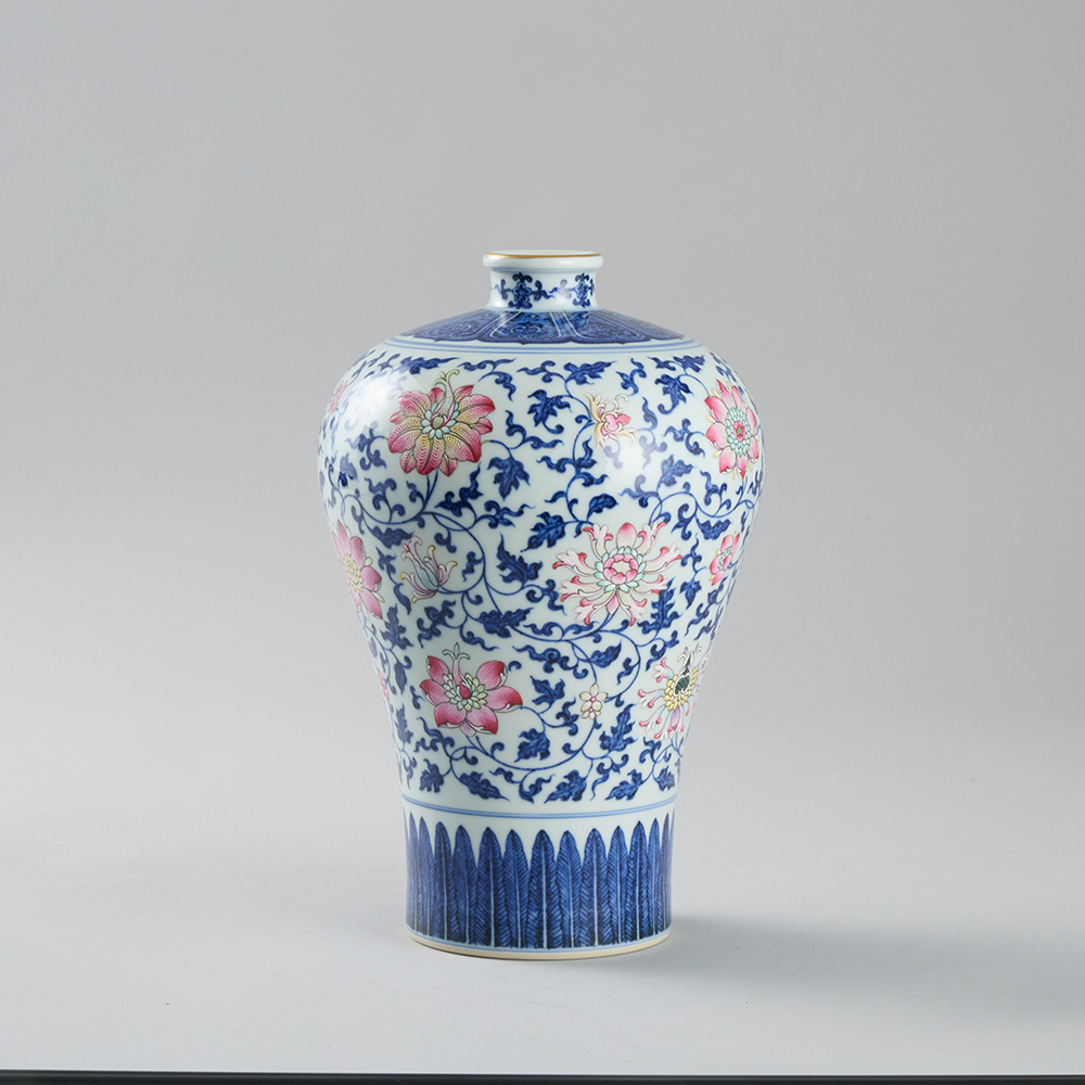 Lot1016 A BLUE-AND-WHITE PORCELAIN BOTTLE 