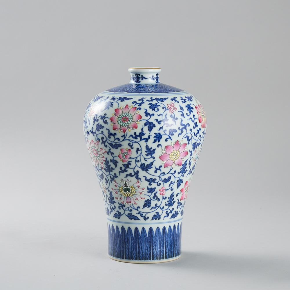 Lot1016 A BLUE-AND-WHITE PORCELAIN BOTTLE 