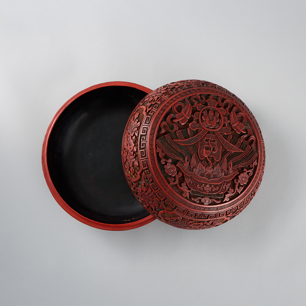 Lot3005 A THREE-COLOR LACQUER 'CHUN' SPRING BOX AND COVER QIANLONG PERIOD (1735-1795)