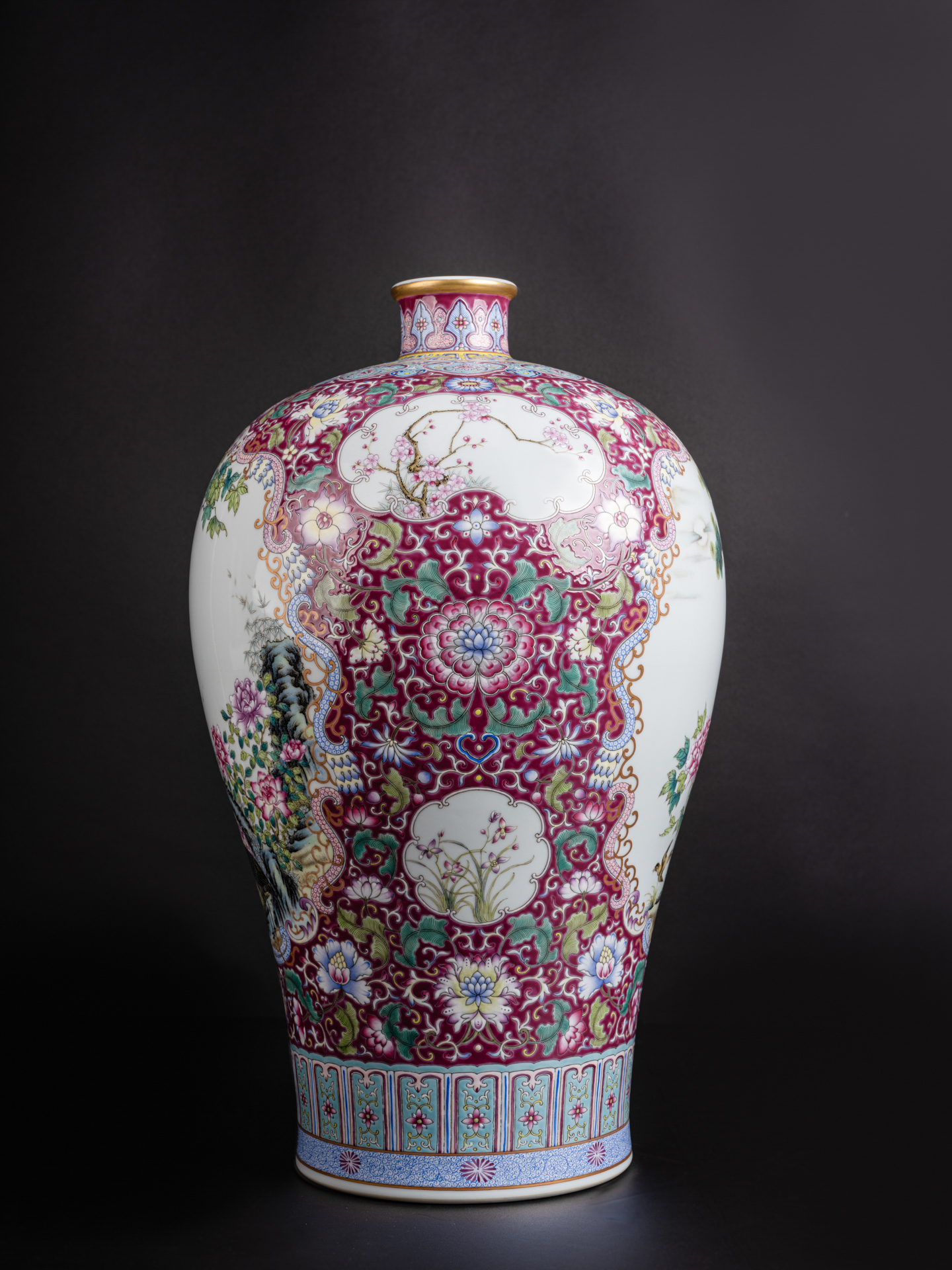 Lot1025 A Huge Enamel Peacock and Flower Pattern Vase Qing Dynasty(청나라)