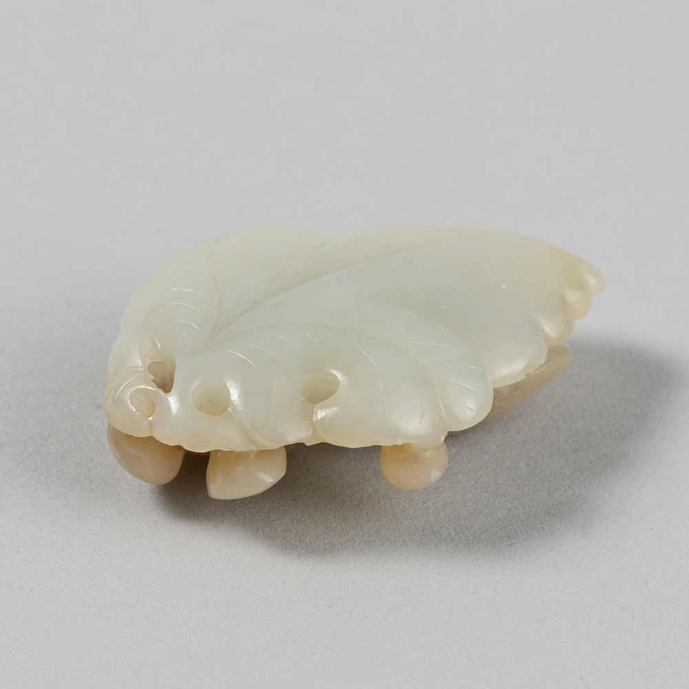 Lot2007 WHITE AND PALE BROWN JADE ‘CICADAS ON LEAF PENDANT Qing Dynasty (18th – 19th)