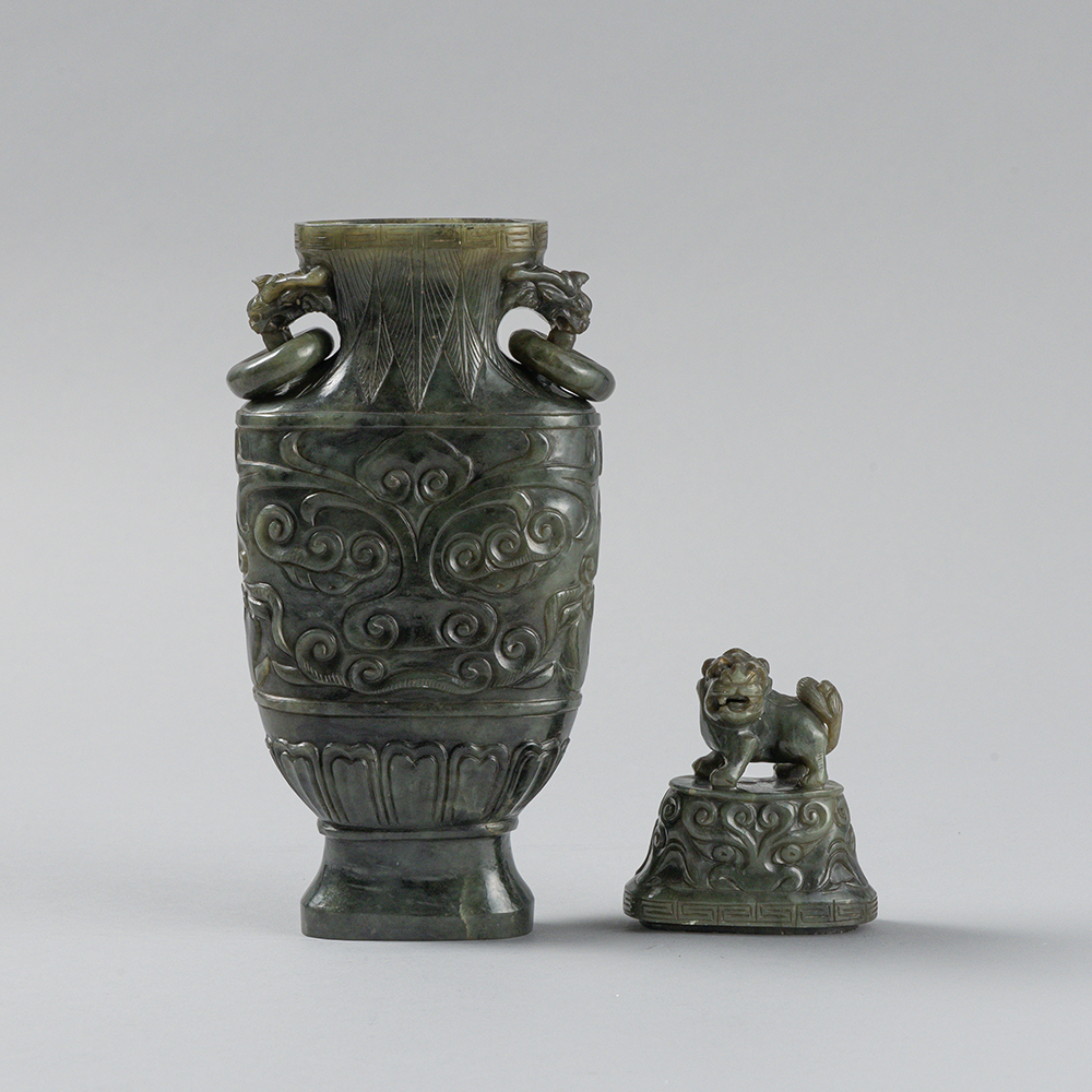 Lot2008 AN ARCHAISTIC SPINACH-GREEN JADE VASE AND COVER Late Qing to Republic (19세기말-20세기초)