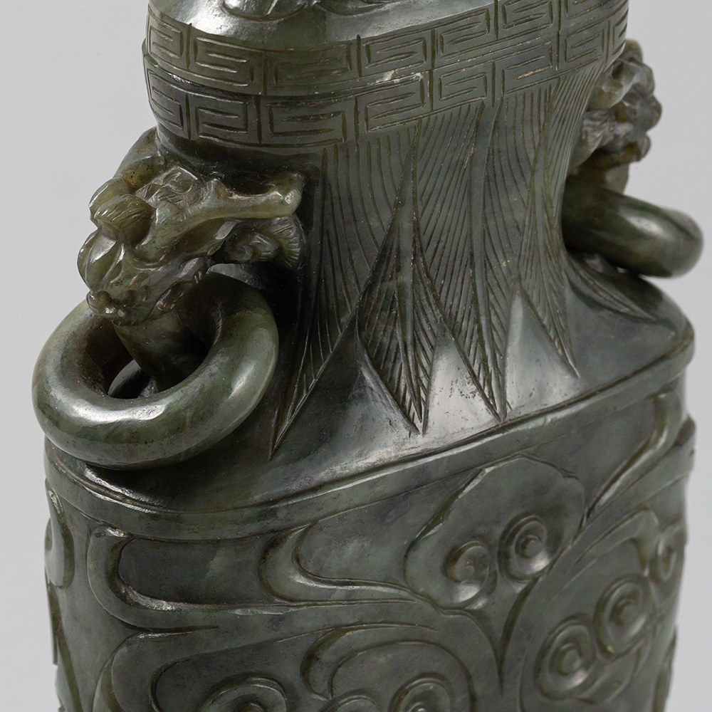 Lot2008 AN ARCHAISTIC SPINACH-GREEN JADE VASE AND COVER Late Qing to Republic (19세기말-20세기초)