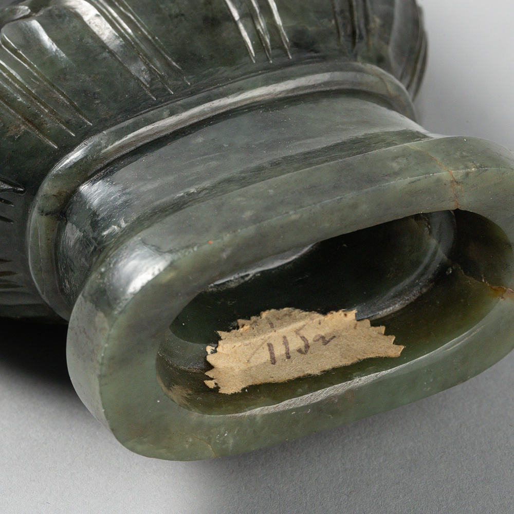 Lot2008 AN ARCHAISTIC SPINACH-GREEN JADE VASE AND COVER Late Qing to Republic (19세기말-20세기초)