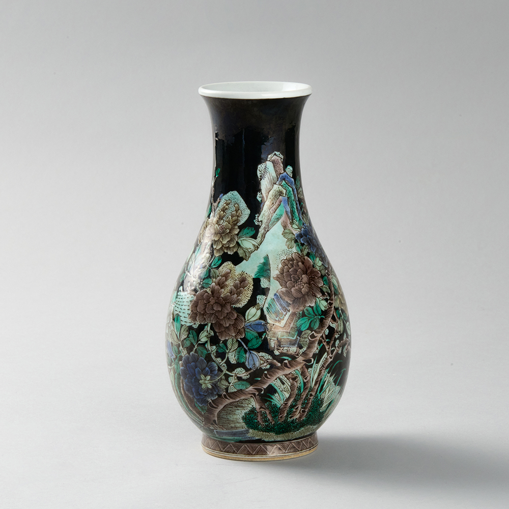 Lot1027 An Exquisite Wucai Flower and Bird Pattern Vase  Qing Dynasty,  Kangxi Six-character Mark & Period(1661-1722)