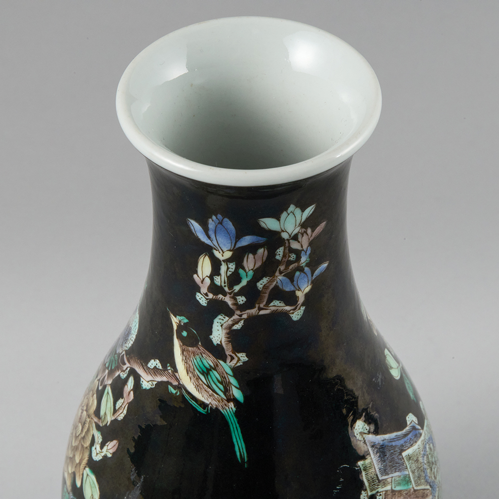 Lot1027 An Exquisite Wucai Flower and Bird Pattern Vase  Qing Dynasty,  Kangxi Six-character Mark & Period(1661-1722)