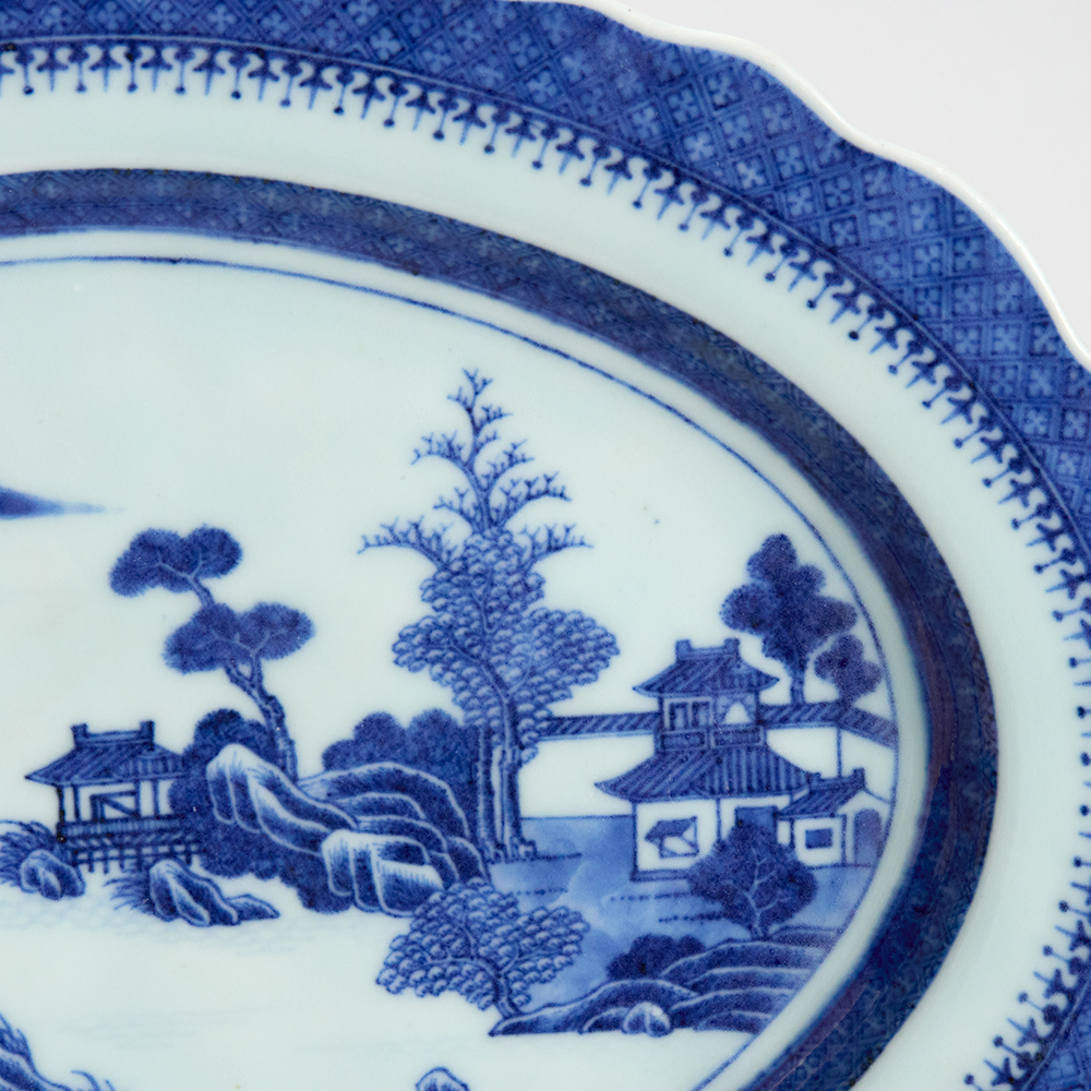 Lot1028 A blue and white serving dish  Qing dynasty, Jiaqing (1796-1820) 청나라 가경제 제작