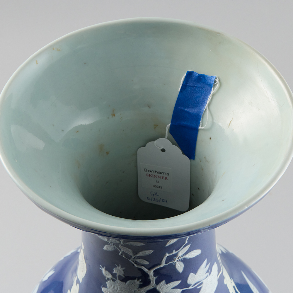 Lot1030 DECORATED BLUE-GLAZED VASE  late 19th century(19세기 후반에 제작)