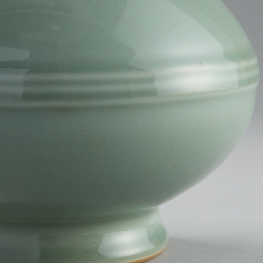 Lot1037 A LIGHT GREEN GLAZED PORCELAIN BOTTLE Qing dynasty Qianlong Mark & Period(1736-1795)