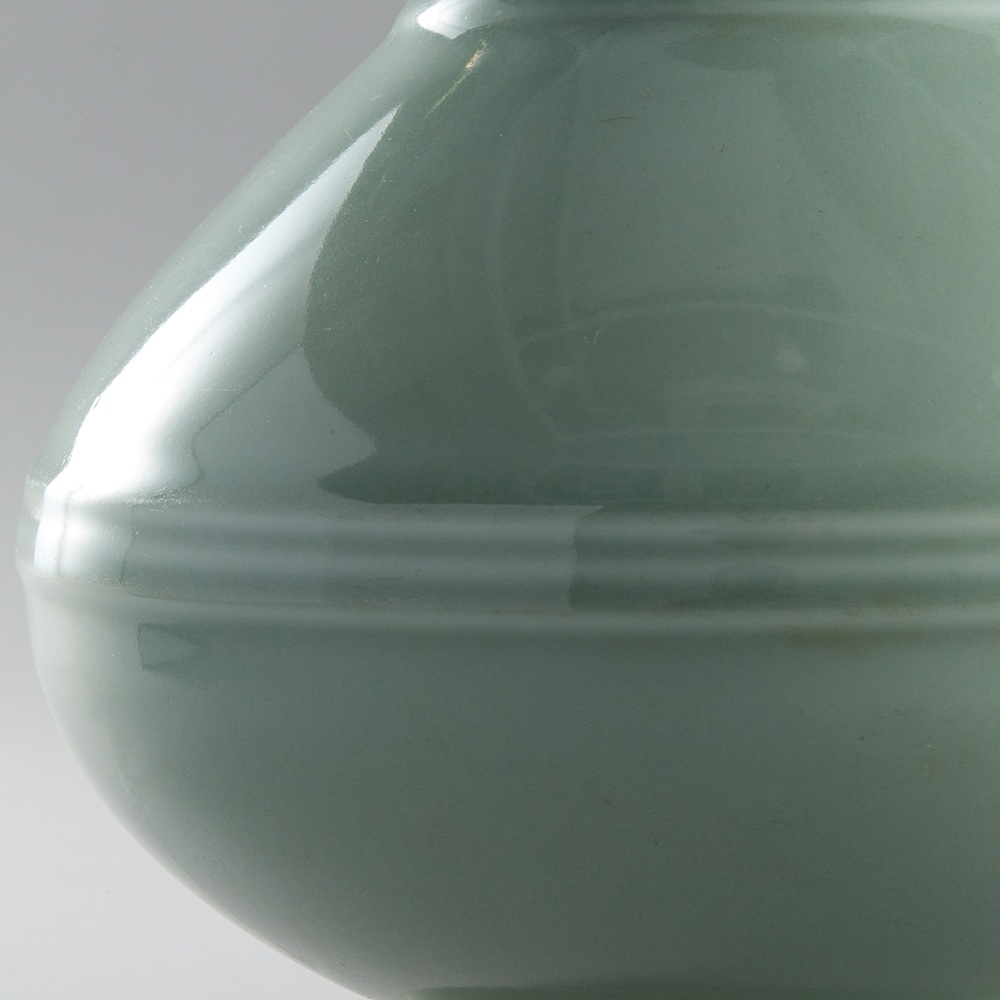 Lot1037 A LIGHT GREEN GLAZED PORCELAIN BOTTLE Qing dynasty Qianlong Mark & Period(1736-1795)