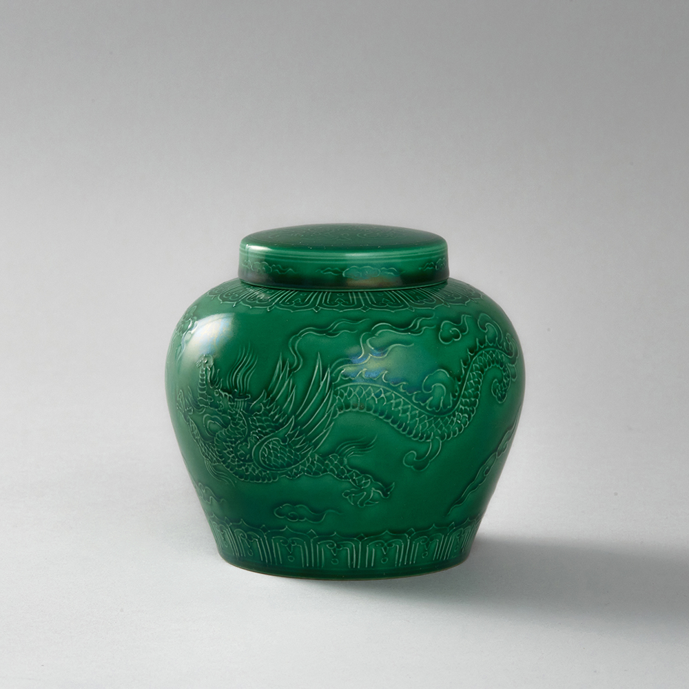 Lot1040 A GREEN GLAZED PORCELAIN JAR WITH DRAGON DESIGN  Ming dynasty Chenghua Mark & Period(1465-1487)