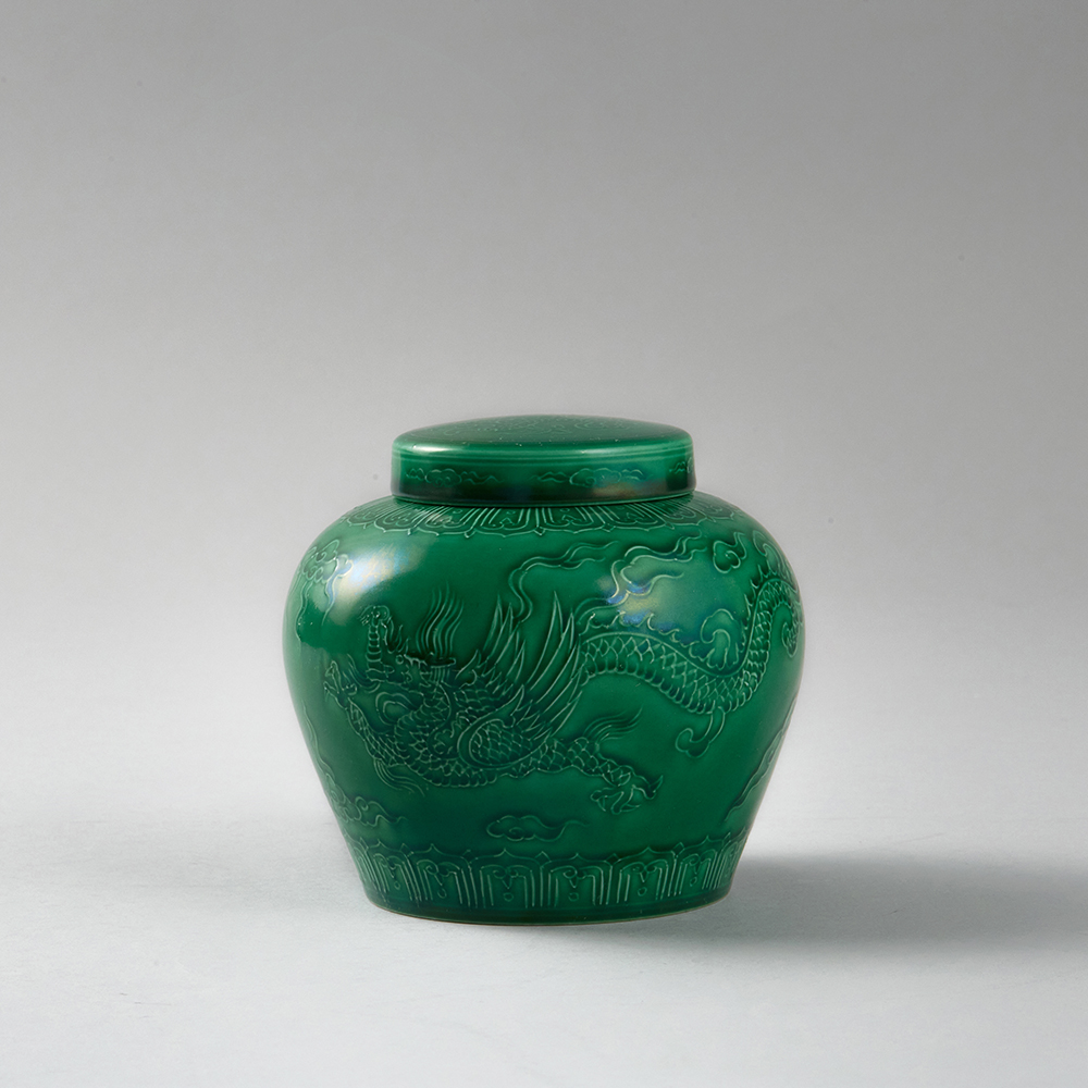 Lot1040 A GREEN GLAZED PORCELAIN JAR WITH DRAGON DESIGN  Ming dynasty Chenghua Mark & Period(1465-1487)