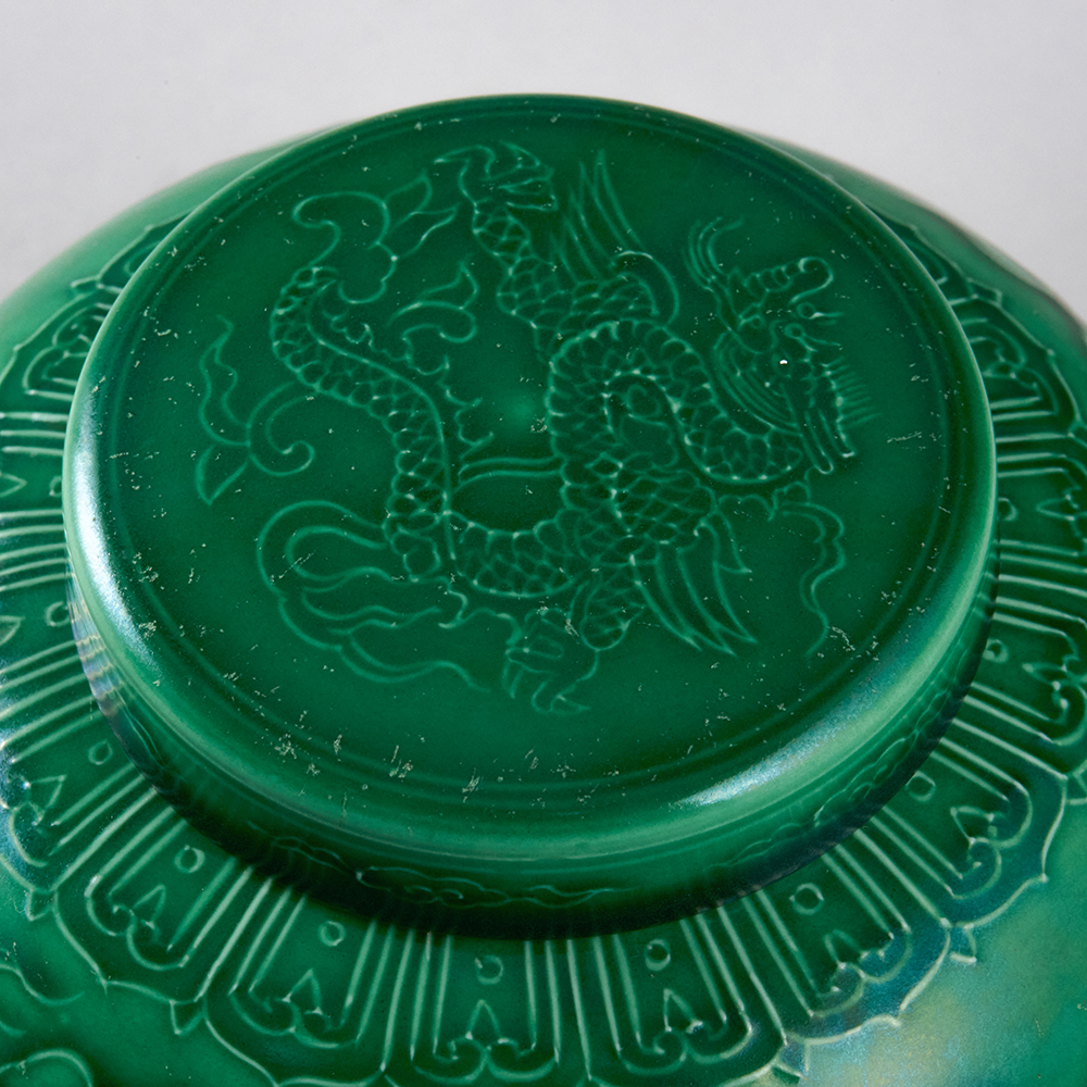 Lot1040 A GREEN GLAZED PORCELAIN JAR WITH DRAGON DESIGN  Ming dynasty Chenghua Mark & Period(1465-1487)