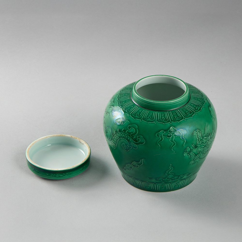 Lot1040 A GREEN GLAZED PORCELAIN JAR WITH DRAGON DESIGN  Ming dynasty Chenghua Mark & Period(1465-1487)