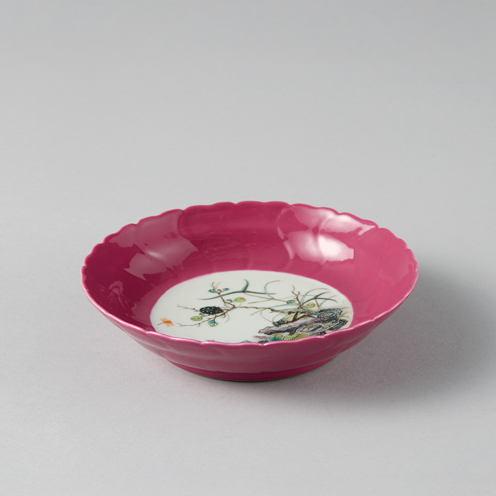 Lot1041 Rouge-red glaze plate with Cordyceps pattern and chrysanthemum petals, made in the Qianlong period(1735-1796)