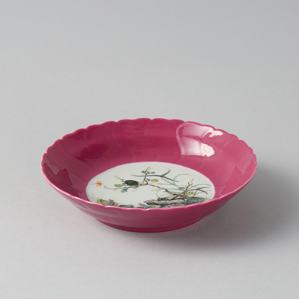 Lot1041 Rouge-red glaze plate with Cordyceps pattern and chrysanthemum petals, made in the Qianlong period(1735-1796)