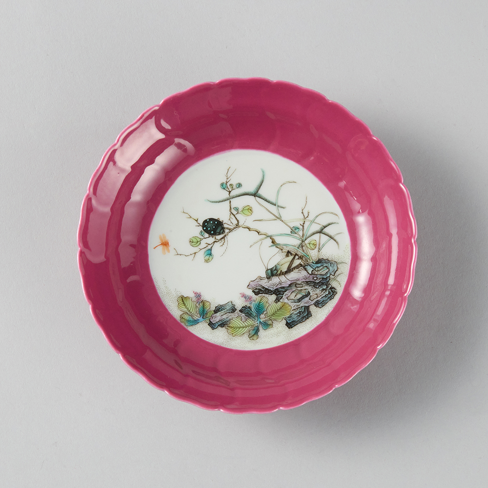 Lot1041 Rouge-red glaze plate with Cordyceps pattern and chrysanthemum petals, made in the Qianlong period(1735-1796)