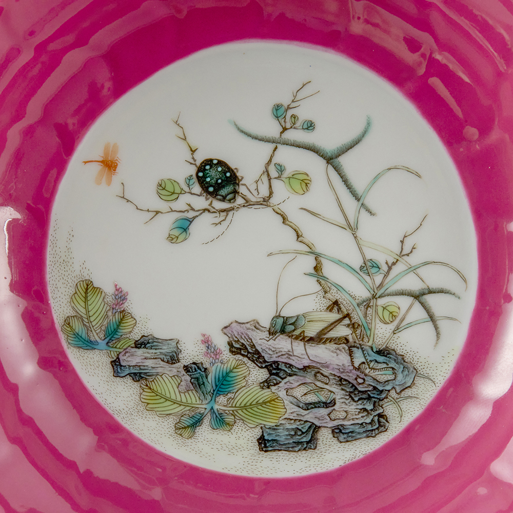 Lot1041 Rouge-red glaze plate with Cordyceps pattern and chrysanthemum petals, made in the Qianlong period(1735-1796)