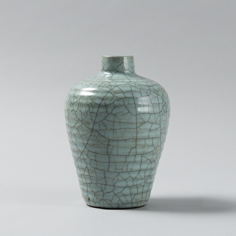 Lot1044 A GE-TYPE CRACKLED PORCELAIN VASE, QING DYNASTY China, Song style but later, Qing Dynasty (1644-1912)