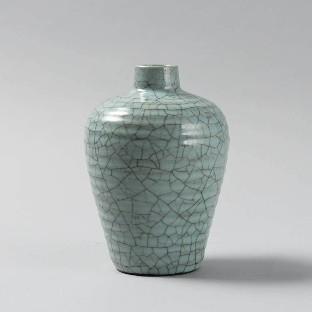 Lot1044 A GE-TYPE CRACKLED PORCELAIN VASE, QING DYNASTY China, Song style but later, Qing Dynasty (1644-1912)