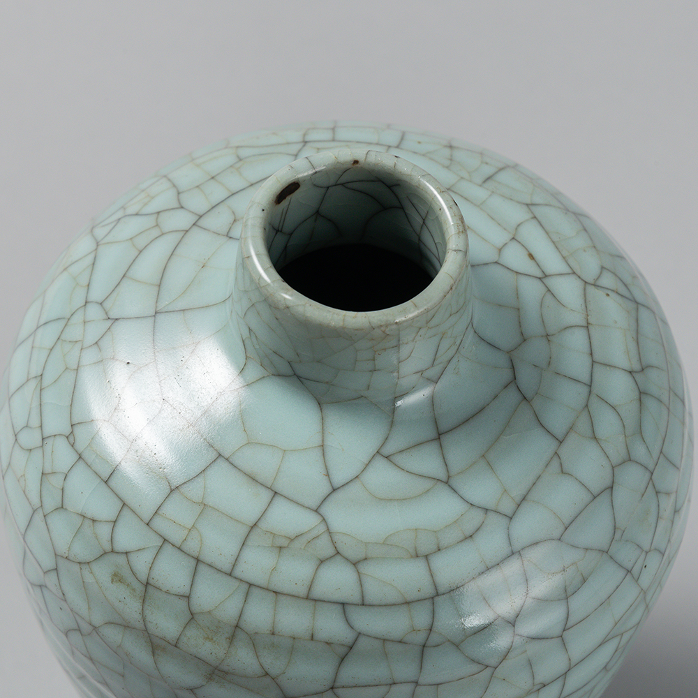 Lot1044 A GE-TYPE CRACKLED PORCELAIN VASE, QING DYNASTY China, Song style but later, Qing Dynasty (1644-1912)