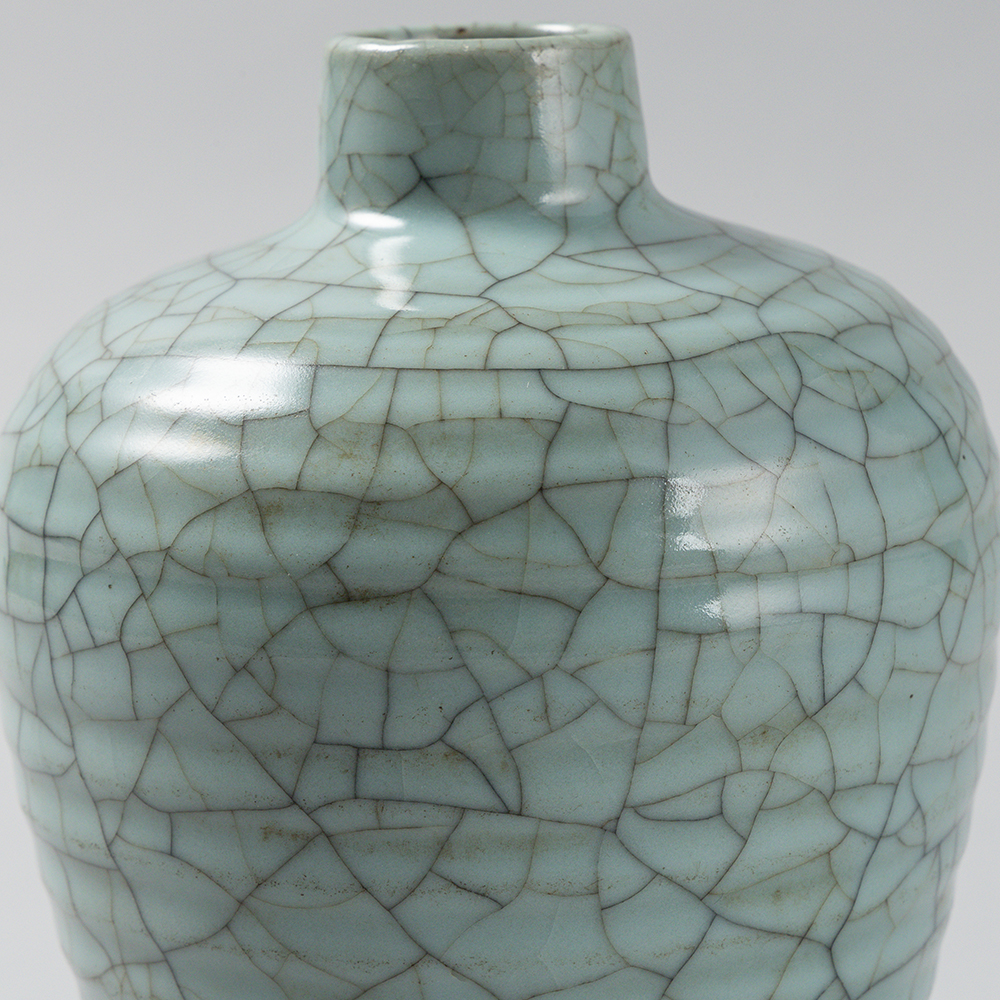 Lot1044 A GE-TYPE CRACKLED PORCELAIN VASE, QING DYNASTY China, Song style but later, Qing Dynasty (1644-1912)