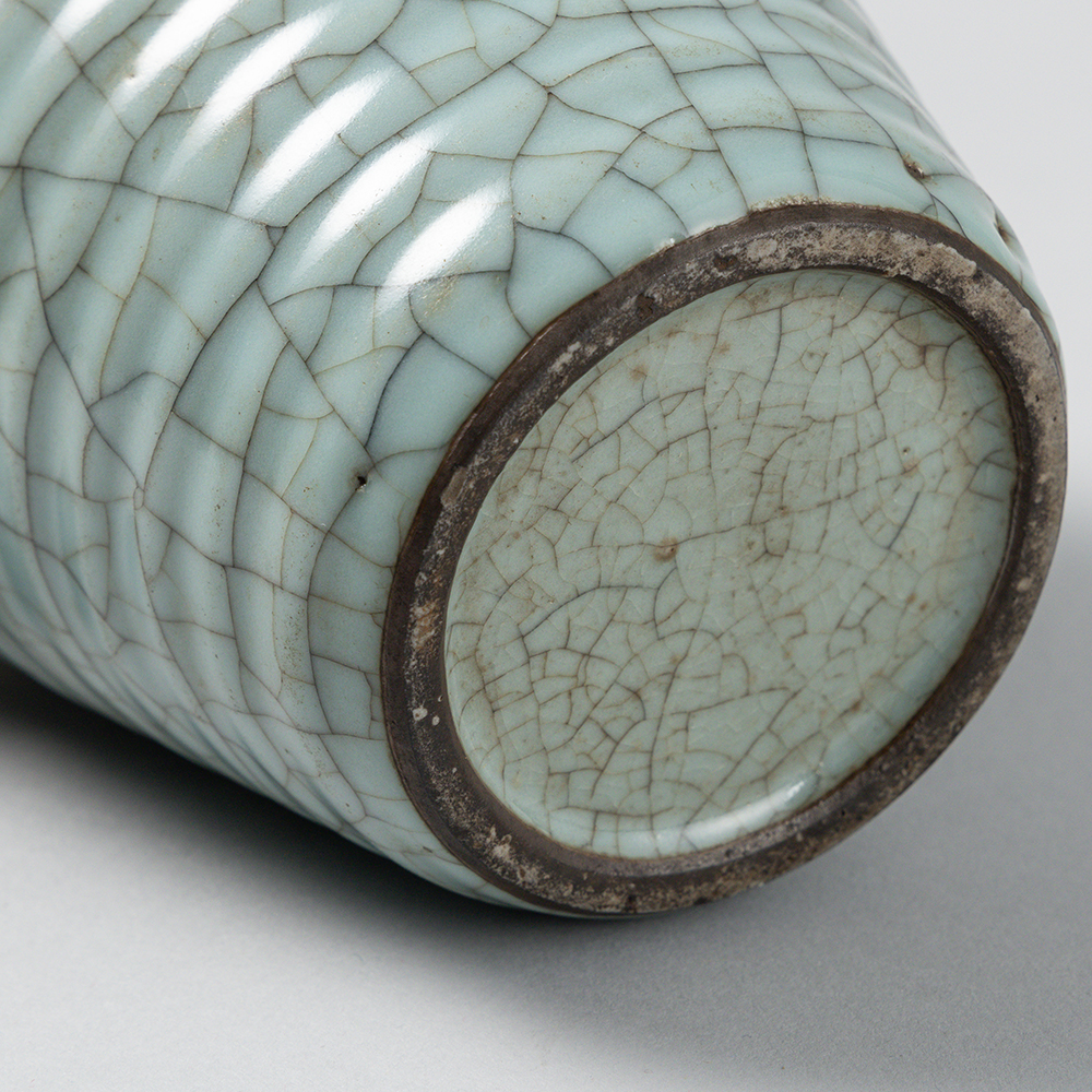 Lot1044 A GE-TYPE CRACKLED PORCELAIN VASE, QING DYNASTY China, Song style but later, Qing Dynasty (1644-1912)