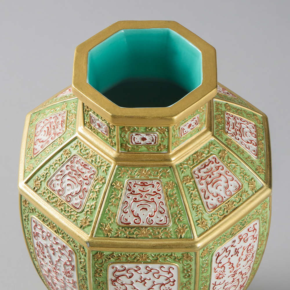 Lot1045 light green carved with alum red longevity pattern vase  Qing dynasty Qianlong Mark BUT 20th Century