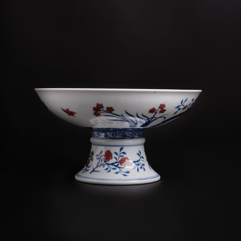 Lot1046 A Rare Blue and White Underglaze-Red Flower Pattern Plate Qing Dynasty,Qianlong Six-character & Period(1735-1796)