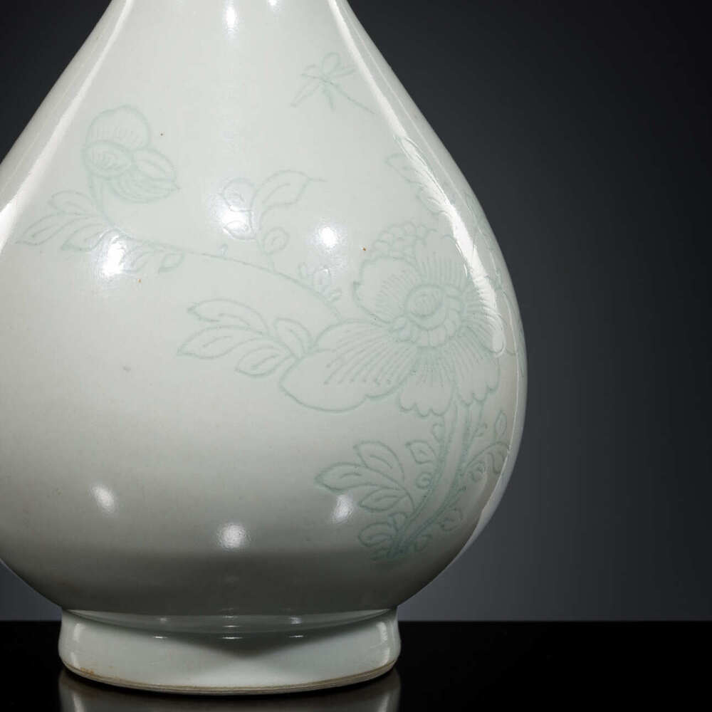 Lot 1048 AN INCISED WHITE GLAZED ‘PEONY’ BOTTLE VASE QING DYNASTY , KANGXI PERIOD(1662-1722)