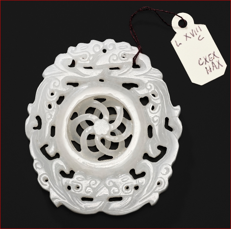 Lot2009 A FINE OPENWORK WHITE JADE PENDANT Qing Dynasty (18세기 제작)