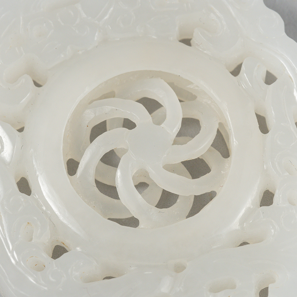 Lot2009 A FINE OPENWORK WHITE JADE PENDANT Qing Dynasty (18세기 제작)