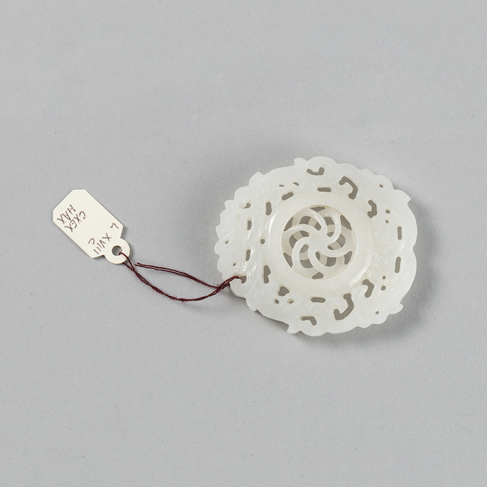 Lot2009 A FINE OPENWORK WHITE JADE PENDANT Qing Dynasty (18세기 제작)