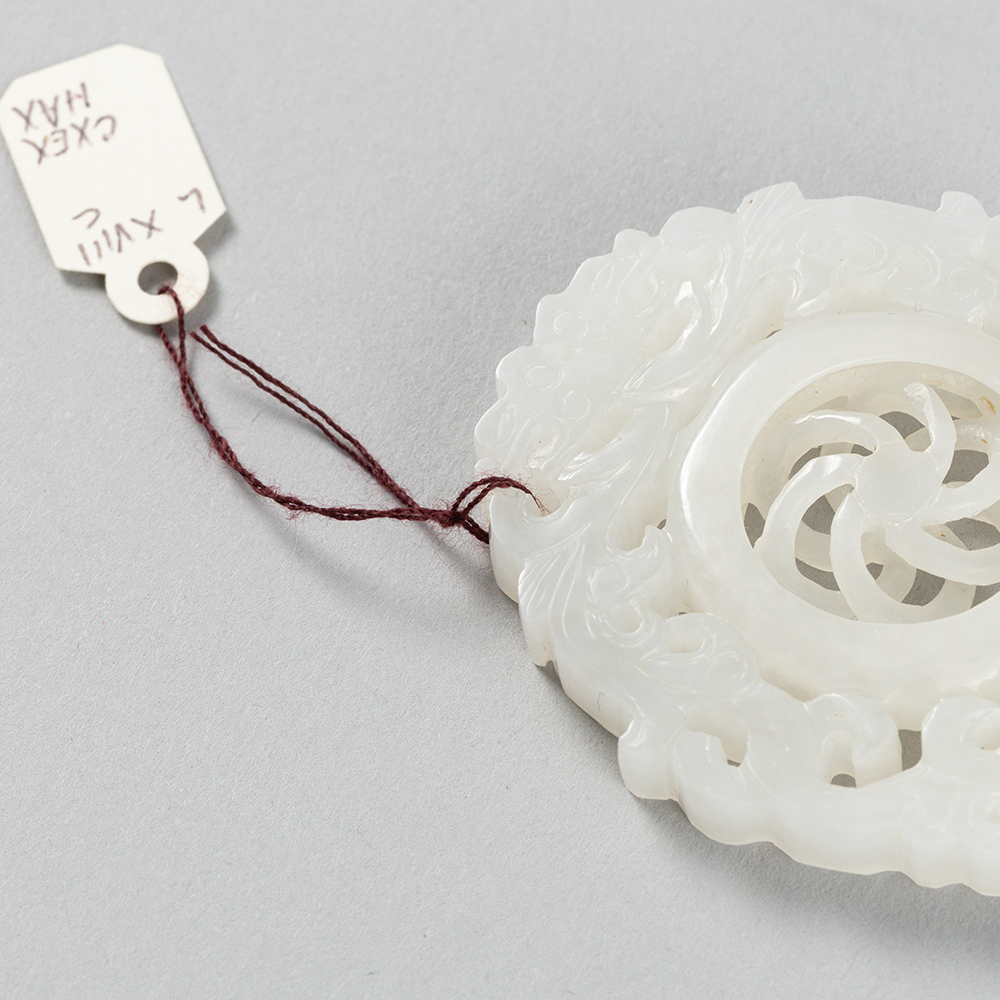 Lot2009 A FINE OPENWORK WHITE JADE PENDANT Qing Dynasty (18세기 제작)