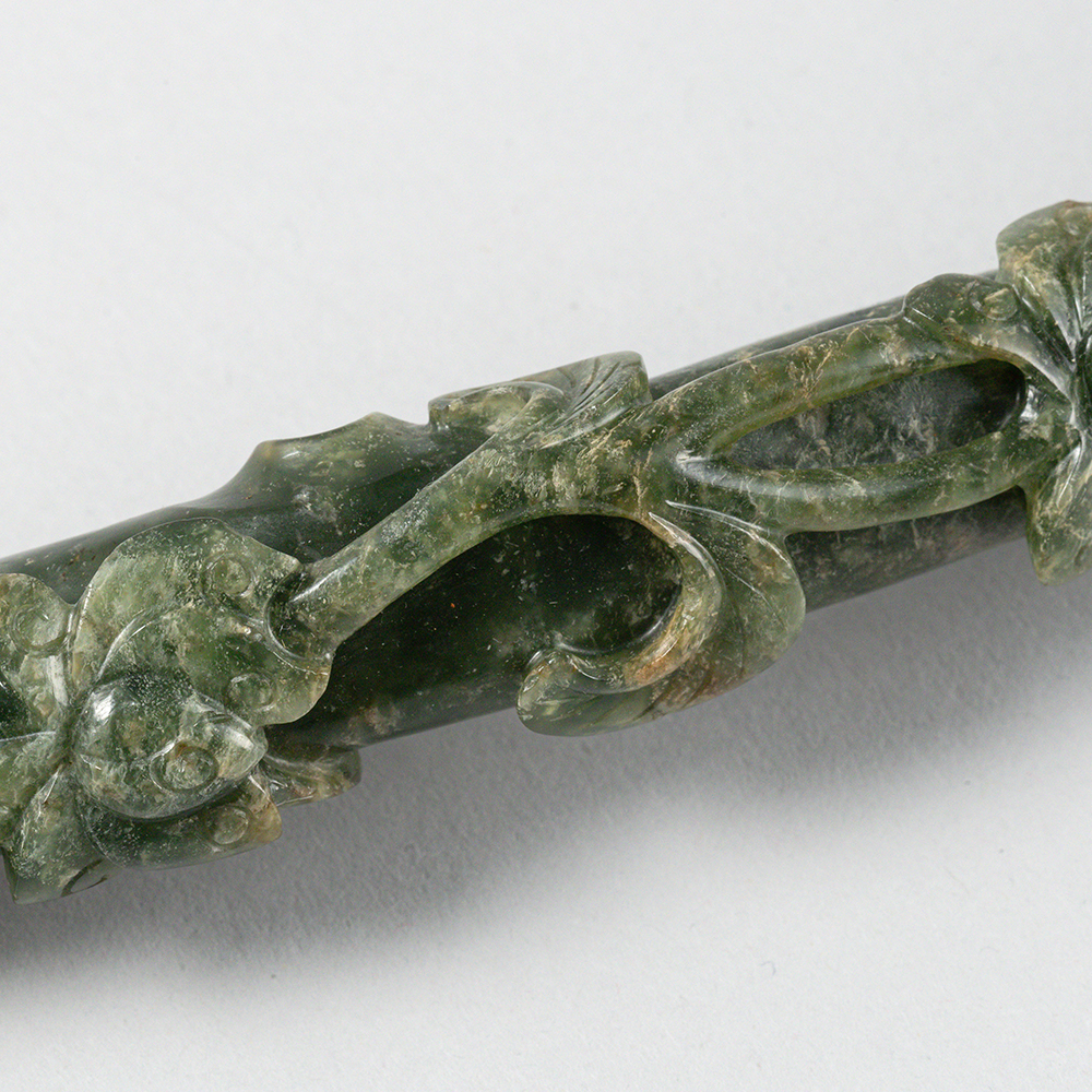 Lot2011 A SPINACH-GREEN JADE ‘LINGZHI AND LOTUS’ RUYI SCEPTER QING DYNASTY Qianlong Period(1735-1796)