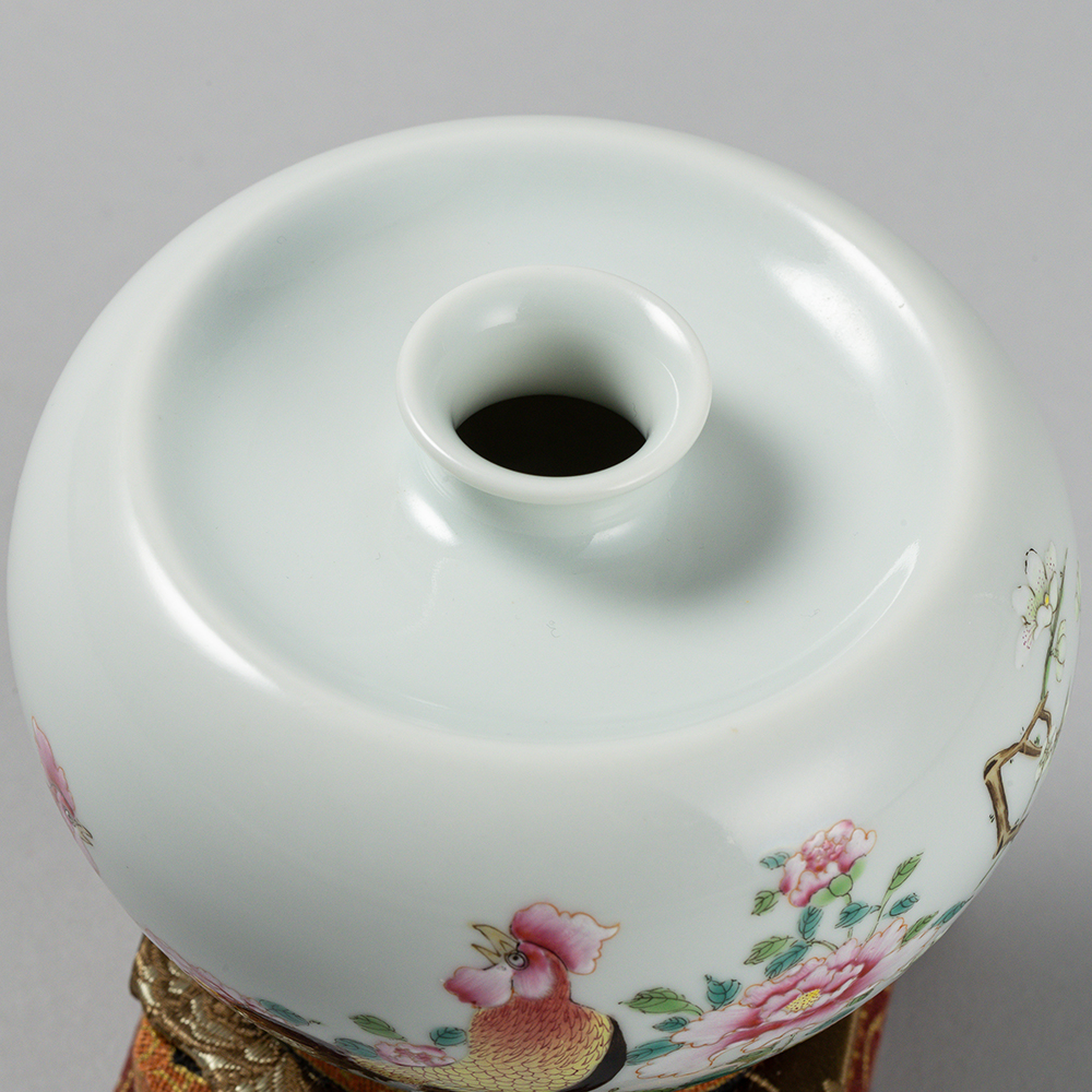 Lot1053 An Exquisite Famille-Rose Fowl Pattern Flower Pattern Vase  QING DYNASTY , KANGXI PERIOD(1662-1722)