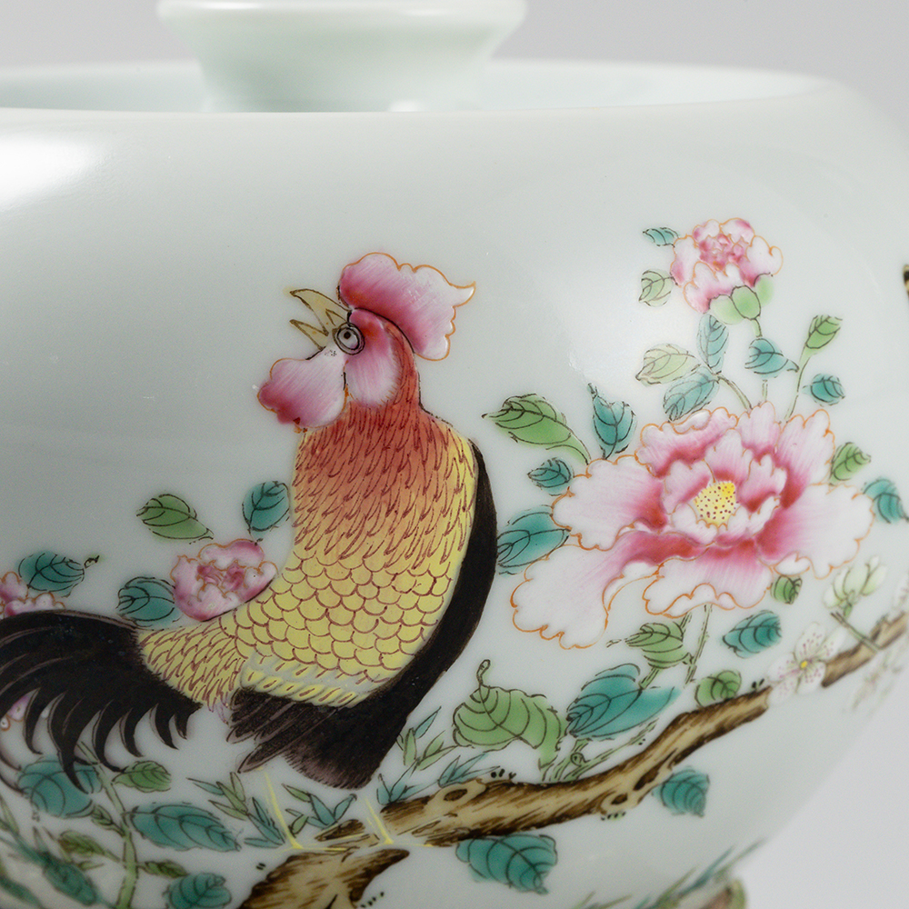 Lot1053 An Exquisite Famille-Rose Fowl Pattern Flower Pattern Vase  QING DYNASTY , KANGXI PERIOD(1662-1722)