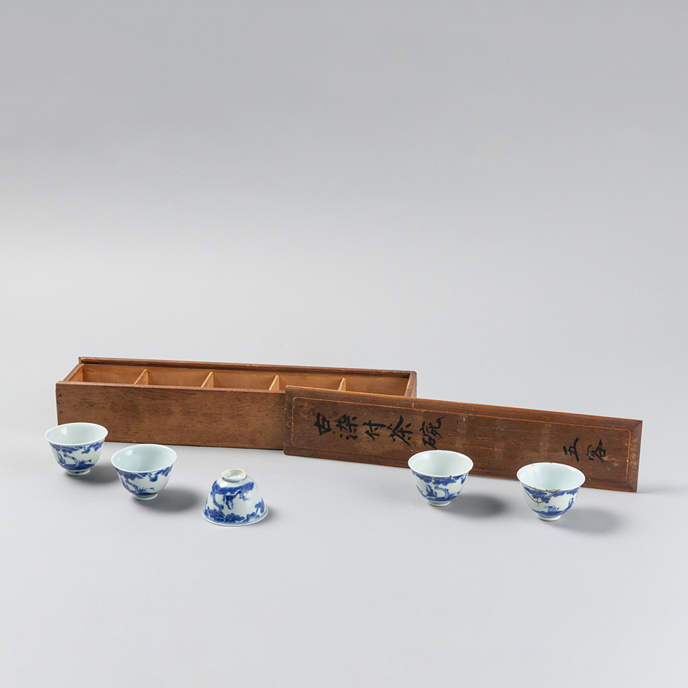 Lot1054 A SET OF FIVE BLUE AND WHITE ‘SCHOLAR AND PINE’ CUPS, QING DYNASTY(1644-1912)