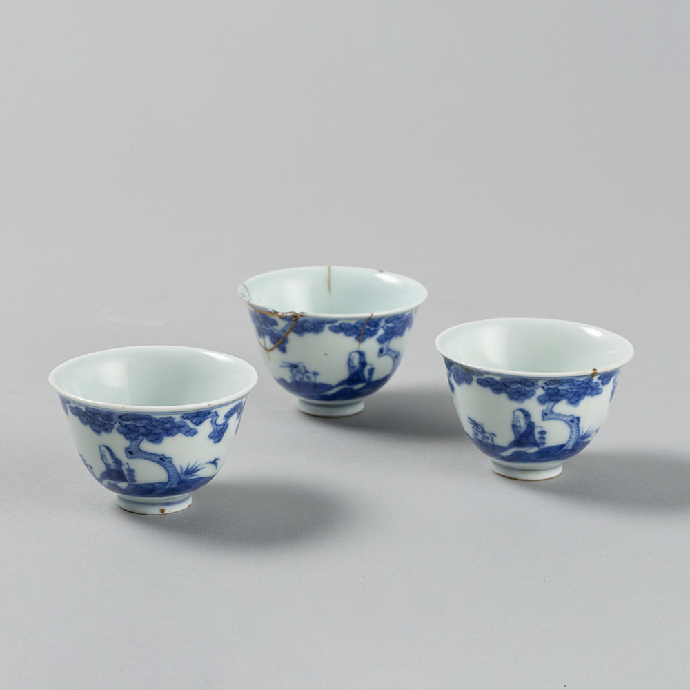 Lot1054 A SET OF FIVE BLUE AND WHITE ‘SCHOLAR AND PINE’ CUPS, QING DYNASTY(1644-1912)