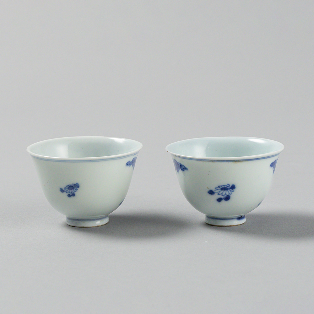 Lot1054 A SET OF FIVE BLUE AND WHITE ‘SCHOLAR AND PINE’ CUPS, QING DYNASTY(1644-1912)