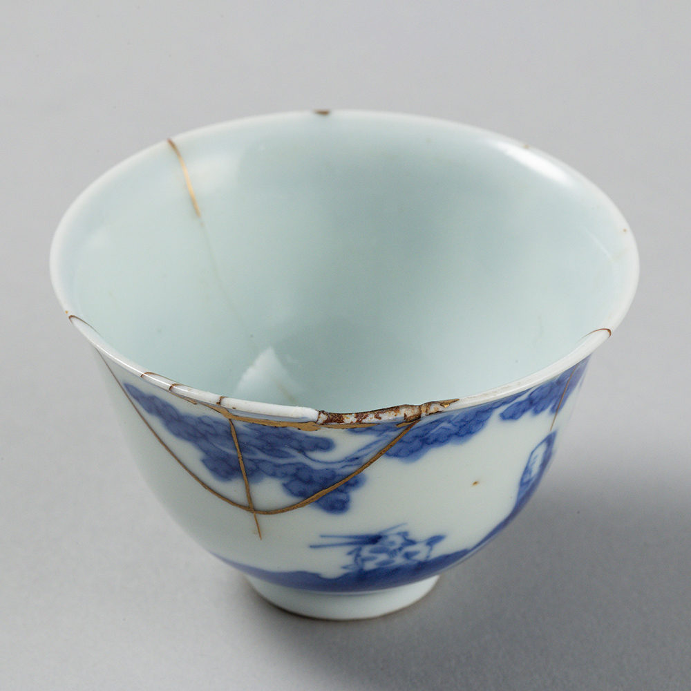 Lot1054 A SET OF FIVE BLUE AND WHITE ‘SCHOLAR AND PINE’ CUPS, QING DYNASTY(1644-1912)