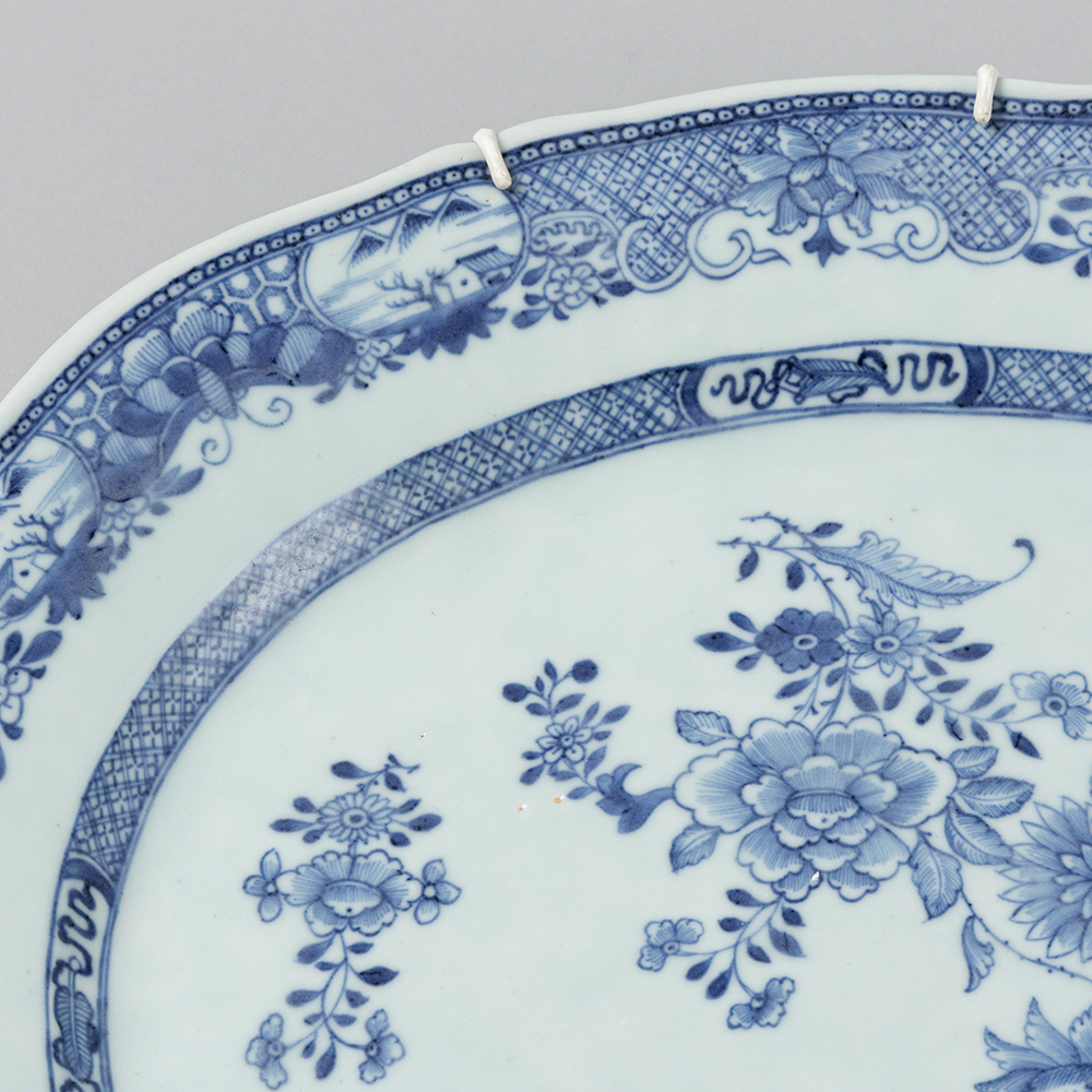 Lot1058 Two serving porcelain dishes, Qing-dynasty, Qianlong 1736-1795.